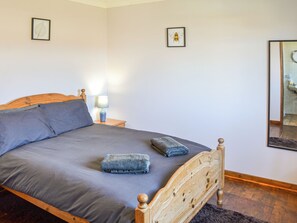 2 bedrooms, free WiFi, bed sheets - A short walk from long sandy beaches and pubs serving food. (Walcott)