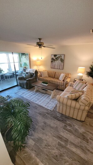 Interior - Bright & cozy ground floor condo - 5 mins from the beach & downtown! (Venice)