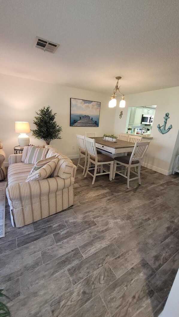 Dining - Bright & cozy ground floor condo - 5 mins from the beach & downtown! (Venice)