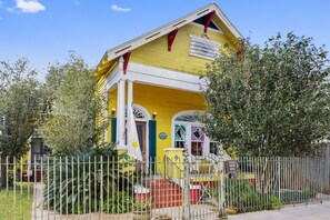 Vista frontal de la propiedad