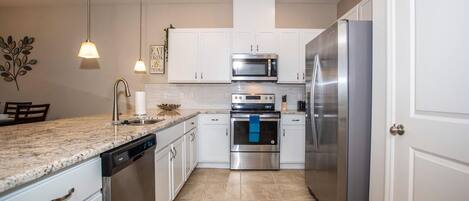 冷蔵庫、電子レンジ、オーブン、コンロ