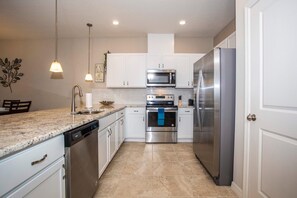 冷蔵庫、電子レンジ、オーブン、コンロ