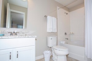 浴槽、ヘアドライヤー、トイレットペーパー