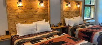 Ohiopyle Trailside Hotel Room 2 Queen Beds Sleeps 4 /Minutes to Fallingwater