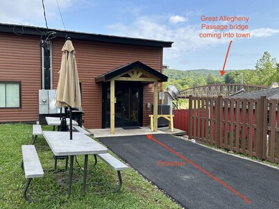 Ohiopyle Trailside Hotel Room1 Queen Bed Sleeps 2 minutes to Fallingwater