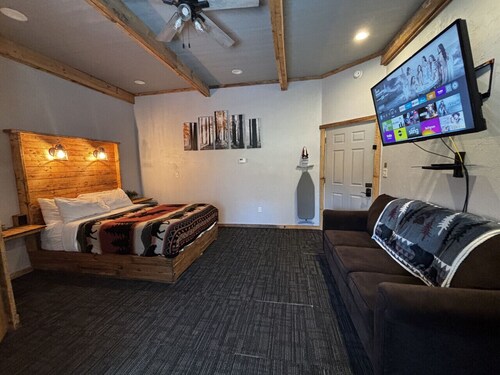 Fall Trailside Hotel 105: Sleeps 2, 1BR 1BA Grill Laurel Highlands