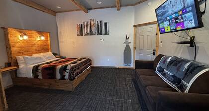 Fall Trailside Hotel 105: Sleeps 2, 1BR 1BA Grill Laurel Highlands