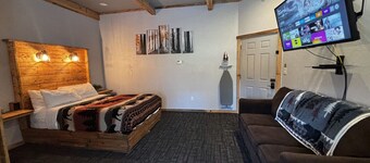 Fall Trailside Hotel 105: Sleeps 2, 1BR 1BA Grill Laurel Highlands