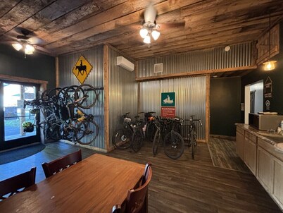 Trailside Hotel Minutes to Fallingwater Queen 105