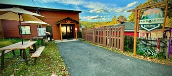 Ohiopyle Trailside Hotel Room 1 Queen Beds Sleeps 2 /Minutes to Fallingwater
