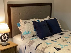 1 bedroom, WiFi, bed sheets - Ohiopyle Trailside Hotel Room 1 Queen Beds Sleeps 2 /Minutes to Fallingwater (Ohiopyle)