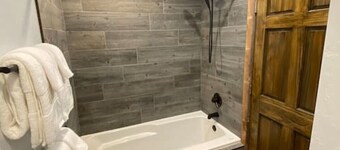 Fall Trailside Hotel 102: Sleeps 2, 1BR 1BA Grill Laurel Highlands