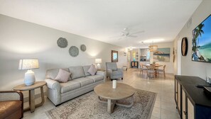 Flat-screen TV, DVD player, ping pong, books - Condo# 112 20 % Off exclusive time only. BEAUTIFUL 2BR/2BA Updated unit! (Sarasota)