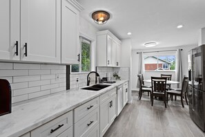 Køleskab, mikrobølgeovn, ovn, kogeplade