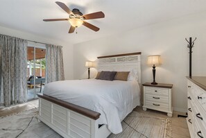 2 bedrooms, travel cot, WiFi, bed sheets - Dean Ave | Screened-In Porch, Patio + Yard Games! (Sarasota)