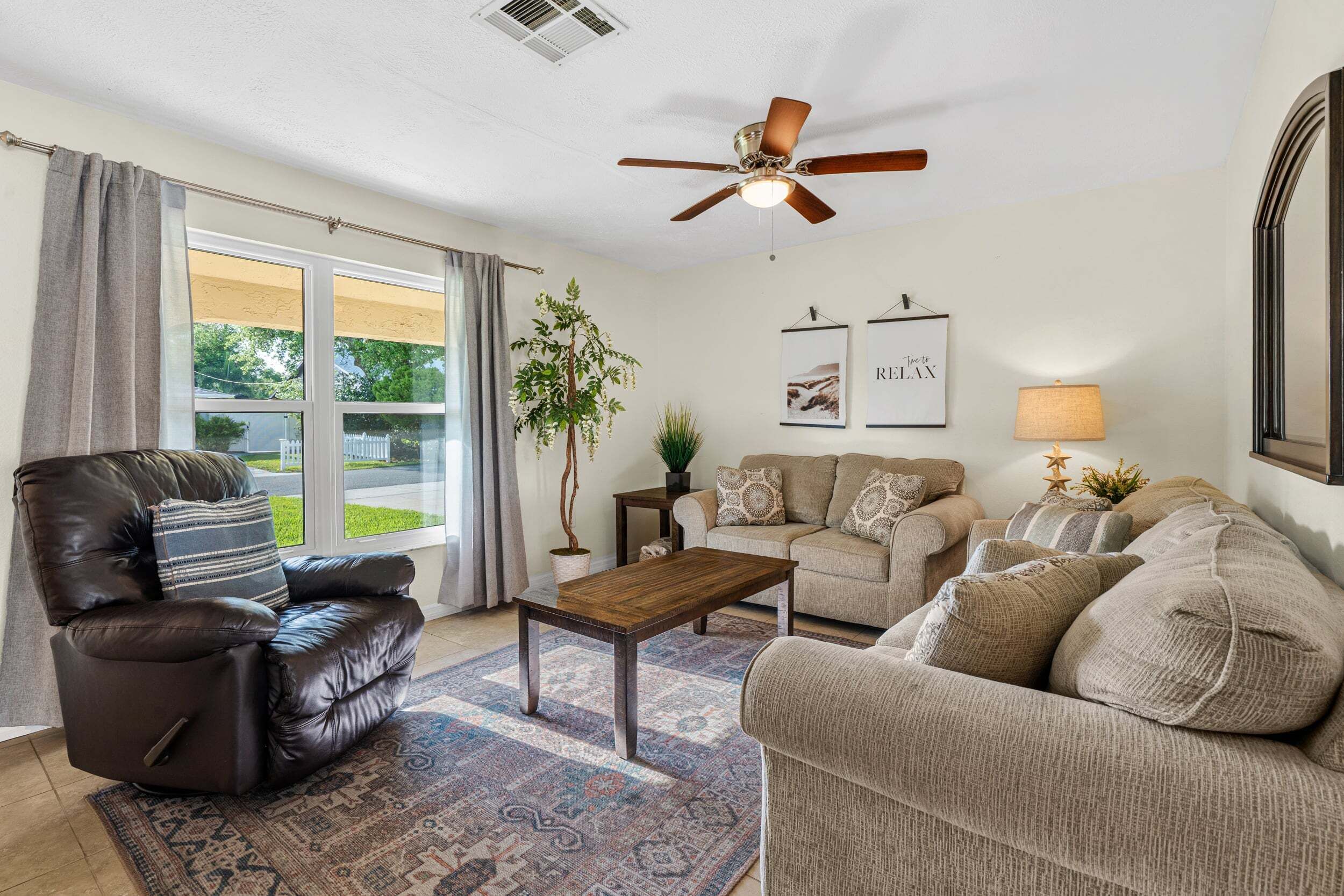 Honey Glow Bungalow  | Screened-in Porch, Patio + Firepit + Breville Espresso Machine - Sarasota, FL