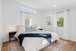 2 bedrooms, travel cot, WiFi, bed sheets - Honey Glow Bungalow  | Screened-In Porch, Patio + Yard Games! (Sarasota)