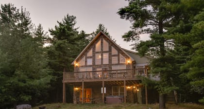 Boulder Field Lodge | HOT TUB, Deck, Arcade + Fireplaces!