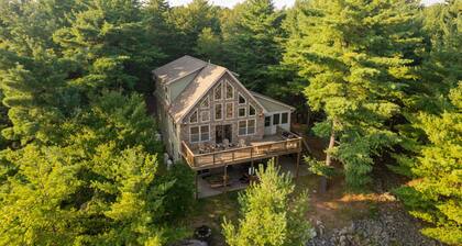 Boulder Field Lodge | HOT TUB, Deck, Arcade + Fireplaces!