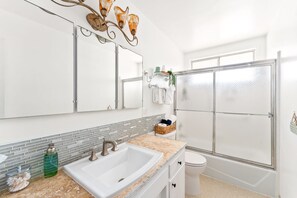 Bathtub, hair dryer, towels, soap - King Beds*Central AC*BBQ Grill*Fire-pit*Hammock (Yucca Valley)