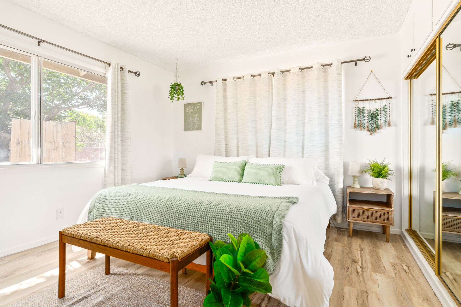 2 bedrooms, in-room safe, desk, WiFi