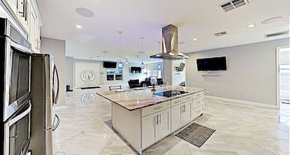 Spacious Home with Pool East Lantana