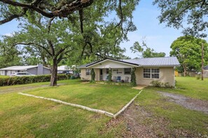 Exterior - Beach Bungalow! Minutes to the Beach, Shopping, & Downtown! (Long Beach)