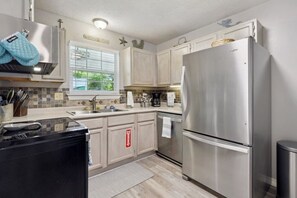Fridge, microwave, oven, stovetop - Beach Bungalow! Minutes to the Beach, Shopping, & Downtown! (Long Beach)