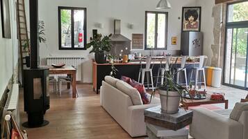 Televisie, boeken en een printer