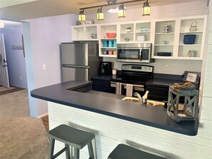 Kjøleskap, mikrobølgeovn, ovn og kokeplater