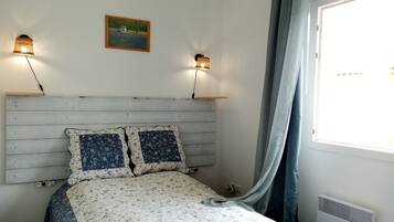 3 bedrooms, iron/ironing board, travel cot