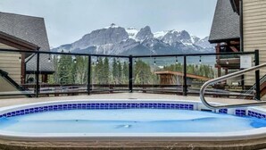 Un jacuzzi con vistas a las montañas.