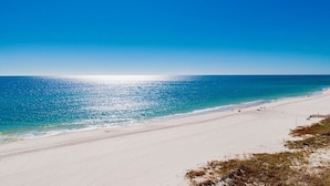 På stranden