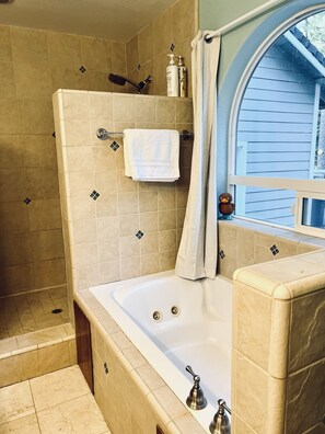 Combined shower/tub, jetted tub, hair dryer, towels