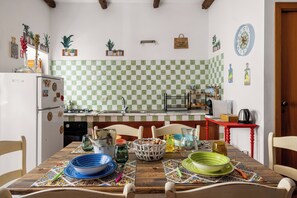 Fridge, oven, stovetop, coffee/tea maker