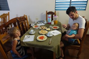 TĂ€gliches einheimisches FrĂŒhstĂŒck (5 EUR pro Person)