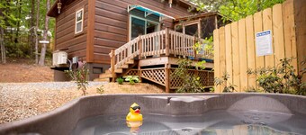 Serenity Ridge Cabin A: Couple's Getaway + Hot Tub