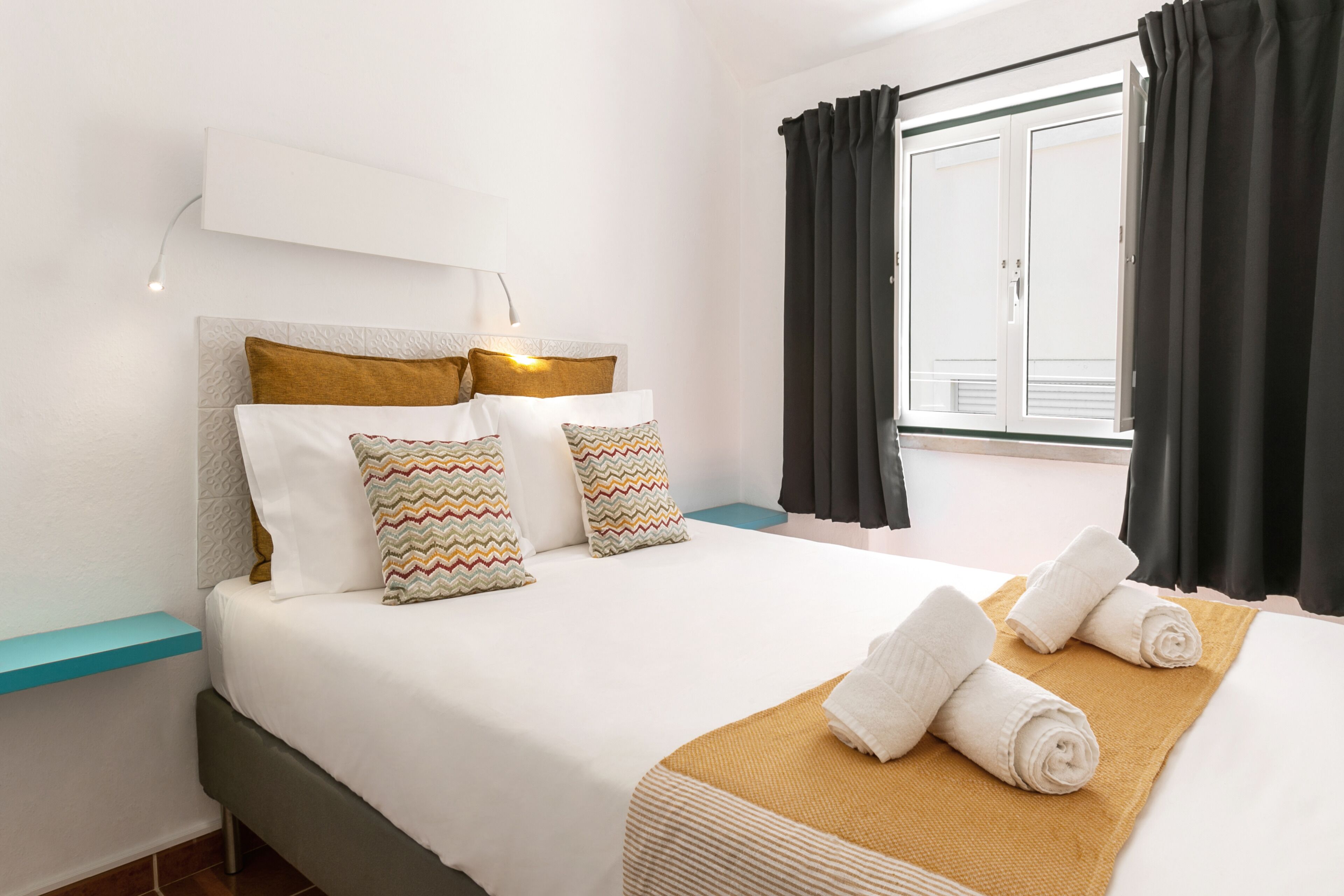 2 bedrooms, travel crib, internet, bed sheets