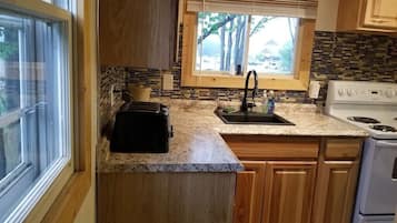 Een koelkast, een magnetron, een oven, een kookplaat