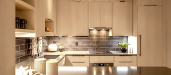 Fully Remodeled Modern Condo Steps from Warm Springs Lift