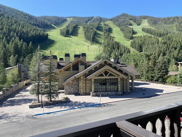 Property grounds - Fully Remodeled Modern Condo Steps from Warm Springs Lift (Ketchum)