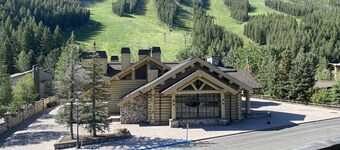 Fully Remodeled Modern Condo Steps from Warm Springs Lift