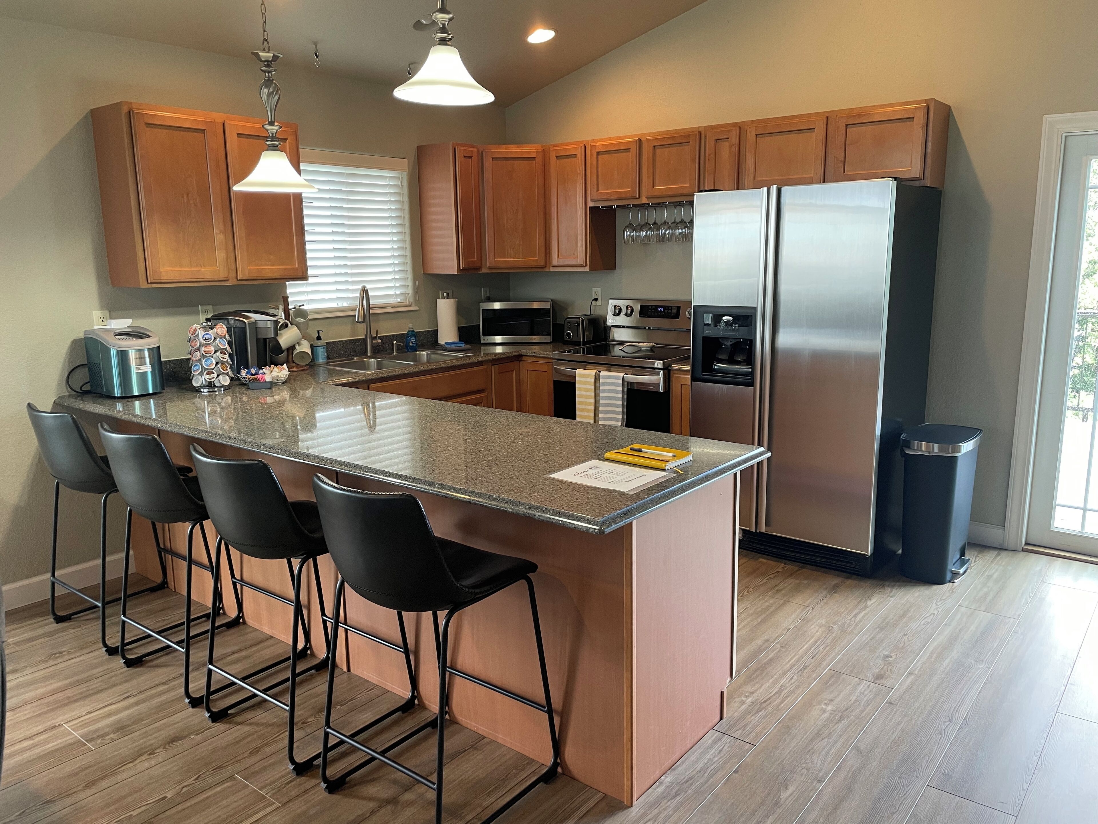 Jääkaappi, mikroaaltouuni, uuni, liesi