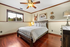 4 soverom, skrivebord, strykejern/-brett og reiseseng for barn