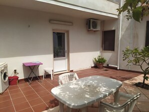 Outdoor dining - Country house with terrace in the shade of lemon trees (Soleto)