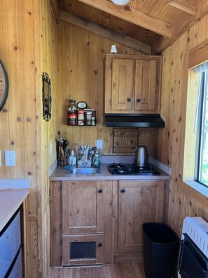 Een koelkast, een kookplaat, een koffiezetapparaat/waterkoker