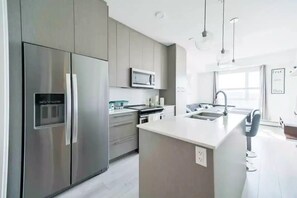 Geladeira, micro-ondas, fogão, cooktop