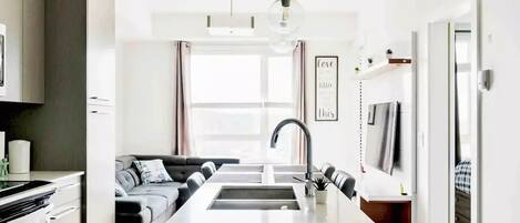 Een koelkast, een magnetron, een oven, een kookplaat