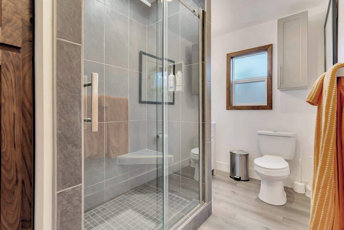 Een douche, een haardroger, handdoeken, zeep