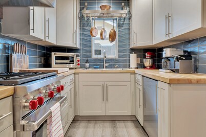 MARVELOUS MIDCENTURY-Hot Tub & 5 Blocks to Town Center
